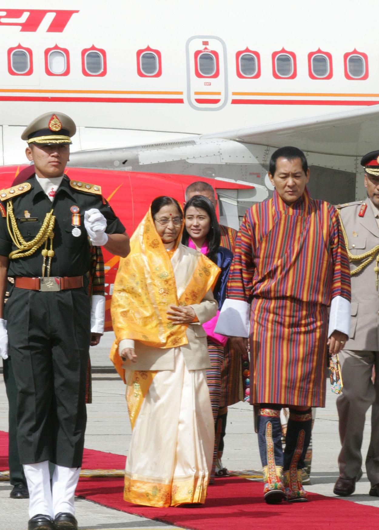 Smt. Pratibha Devisingh Patil, President of India, being welcomed by His Majesty Jigme Singye Wangchuck, The Fourth King of Bhutan, on her arrival at Paro International Airport.
(05 November 2008) 
