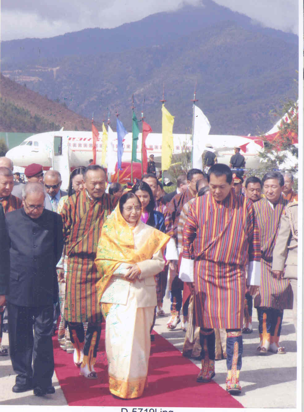 Smt. Pratibha Devisingh Patil, President of India, being welcomed by His Majesty Jigme Singye Wangchuck, The Fourth King of Bhutan, on her arrival at Paro International Airport.
(05 November 2008) 
