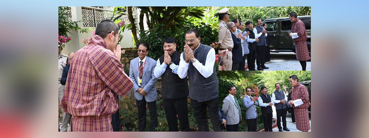  Gave a warm send-off to His Majesty King Jigme Khesar Namgyel Wangchuck, the King of Bhutan, as he left Kaziranga this morning.

It's a matter of pride for us as the Druk Gyalpo visited Kaziranga National Park & Tiger Reserve and expressed his desire to visit 
@kaziranga_
  again along with...