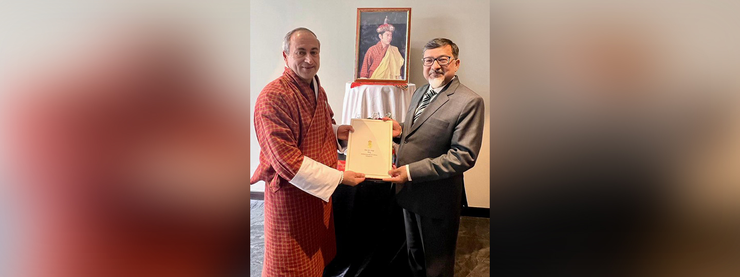  Ambassador @SudhakarDalela handed over INR/Nu. 250 Cr to FM Lyonpo D.N. Dhungyel for 283 HICDP projects under Bhutan’s 13th FYP, reaffirming GoI’s development partnership.