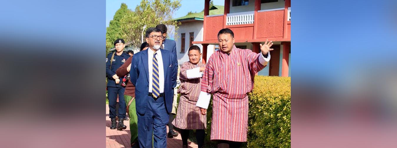  Ambassador 
@SudhakarDalela
 held discussion with President Sherubtse College Dr. Tshering Wangdi on ways to deepen linkages between bhutan india academic institutions through student and faculty exchange, joint research and joint academic programs. 