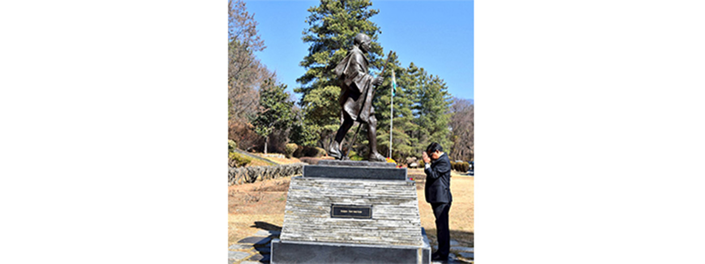  Ambassador Sudhakar Dalela led the Embassy team in paying tribute to father of nation Mahatma Gandhiji on Martyrs' Day.