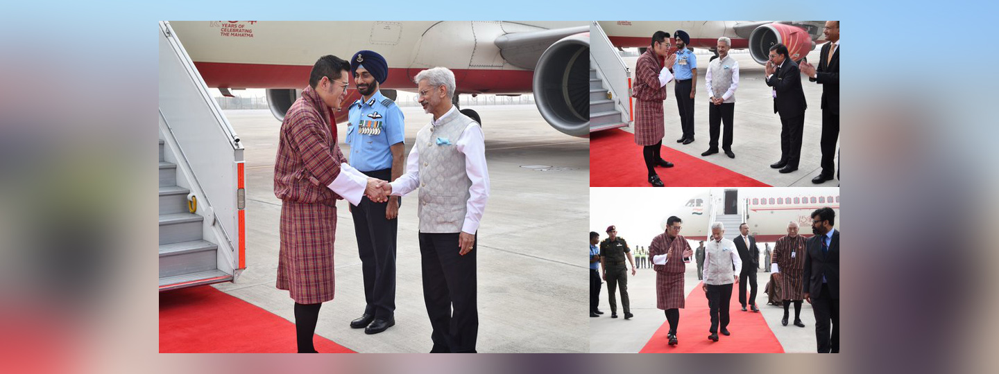  His Majesty the King of Bhutan warmly received by EAM 
@DrSJaishankar
 upon his arrival in New Delhi. 

His Majesty is on an official visit to India. 

The visit will further strengthen close bonds of friendship and cooperation with a valued partner.