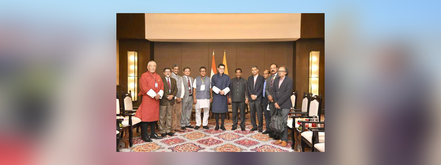  Honoured to start the day by leading a delegation of various educational institutions to call upon the King of Bhutan His Majesty Jigme Khesar Namgyel Wangchuck in Guwahati. 

The educational institutions are 
@IITGuwahati
, 
@AIIMS_Guwahati
,
@GauhatiUni
, 
@gmchgauhati
, 
@NIDAssam
 & 
@TISSpeak
.

His Majesty remarked that he has come to India not only to have relationship with the Government but also with the Higher Education institutions. We look forward for a new era of Indo-Bhutan relations and to host students from Bhutan in Assam.