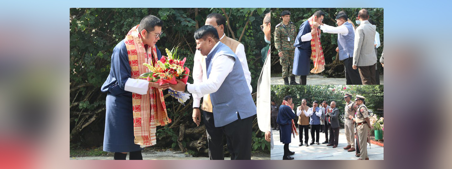  It was a great privilege to welcome His Majesty Jigme Khesar Namgyel Wangchuck, the King of Bhutan, as he arrived in Kaziranga. 

I believe that the Druk Gyalpo's visit will promote tourism in Kaziranga and further bolster the age-old Indo-Bhutan friendship & cooperation.  

Hon'ble Minister Shri 
@cmpatowary
 & dignitaries were present.